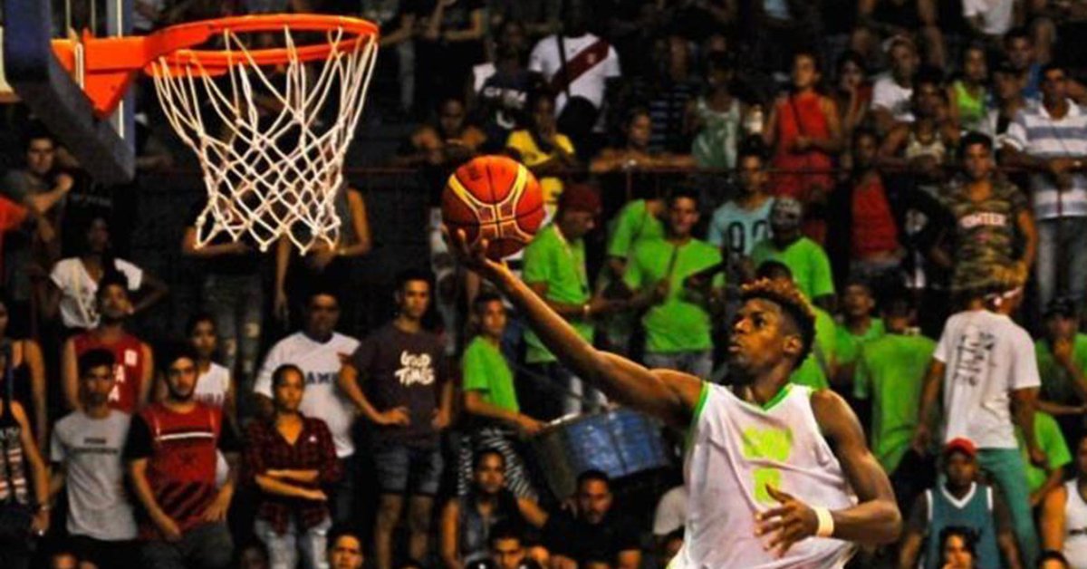 A player of the Cuban basketball team defected during the