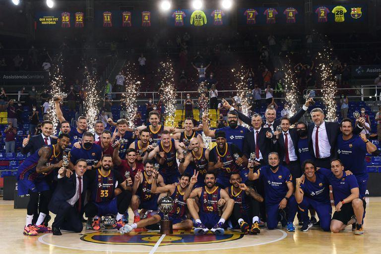 Barcelona celebrates the ACB League, with Leandro sitting immediately behind the trophy; in the final, the champion & # xf3; n super & # xf3; 2-0 to Real Madrid.