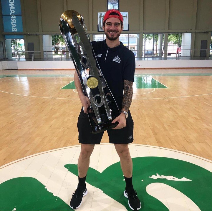 Selem Safar with the second trophy he obtained in Colombia, where he won two consecutive leagues with Titanes de Barranquilla. Instagram photo