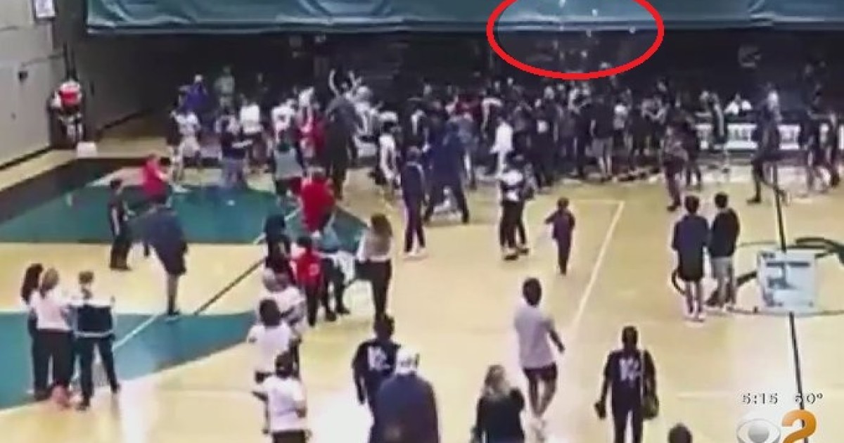 VIDEO Tortillas are thrown to a Latin American basketball team
