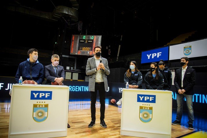Santiago Carreras, manager of YPF, during the signing of the agreement.