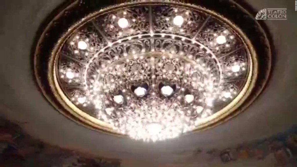 More than 25 people clean the chandelier of the Teatro Colón