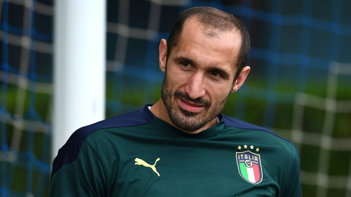 Chiellini, this is the captain of Italy and doctor in Economics who is without a team