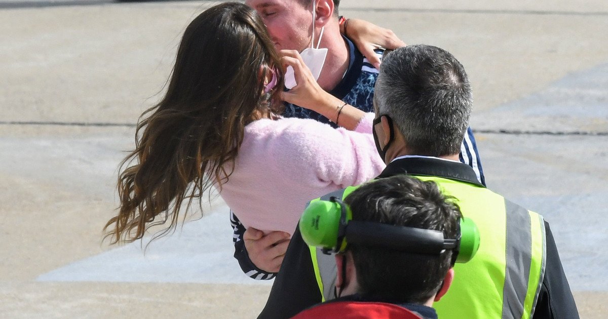 Messi: the madness when leaving Ezeiza and the hug with Anto in Rosario