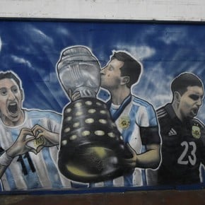 Tremendous mural of Messi, Di María anddra in Lanús
