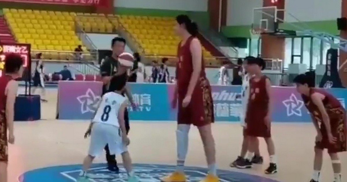 He is 14 years old, measures 2.26 meters and follows in the footsteps of Yao Ming: the teenager who is the great promise of Chinese basketball