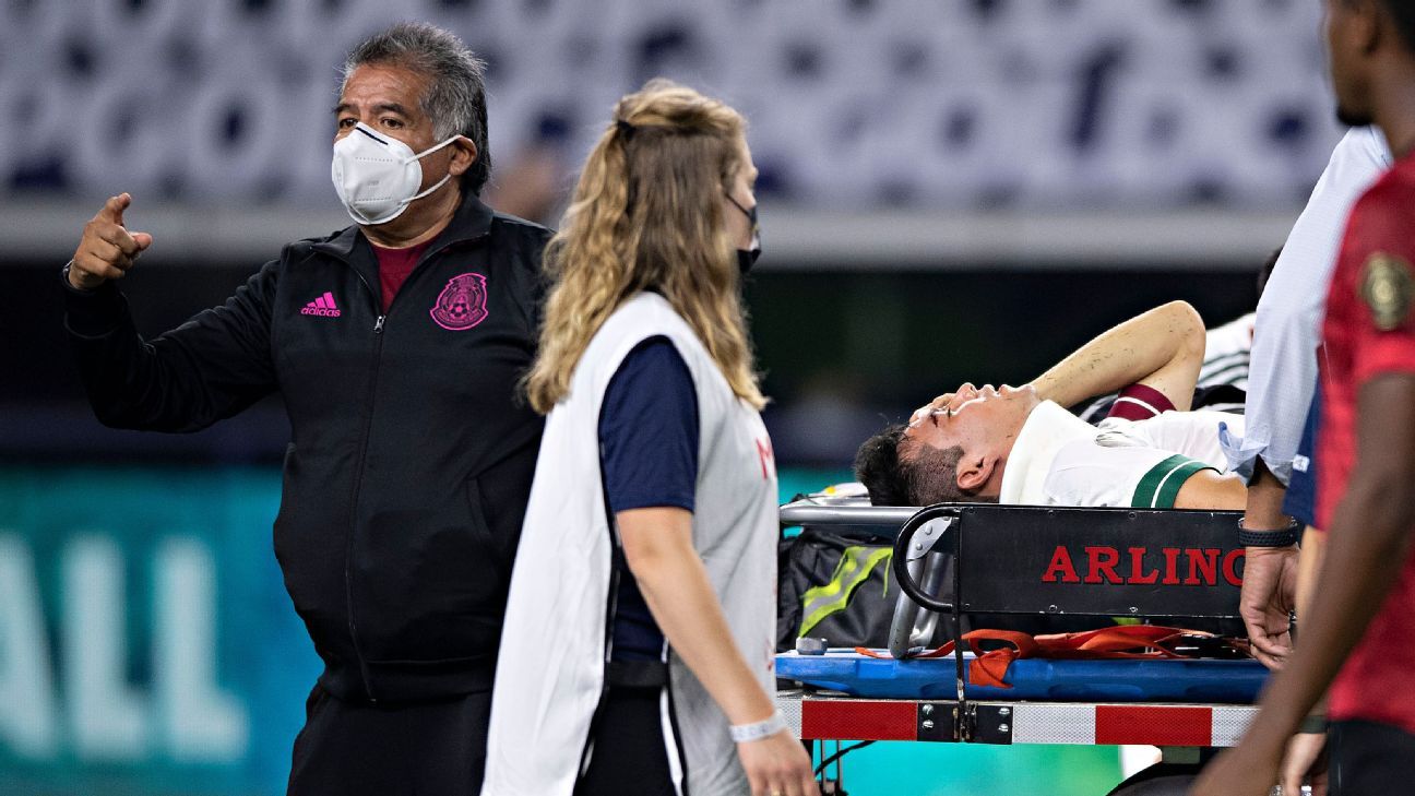 ‘Chucky’ Lozano leaves the match against Trinidad and Tobago on a stretcher and with a collar after colliding with the goalkeeper