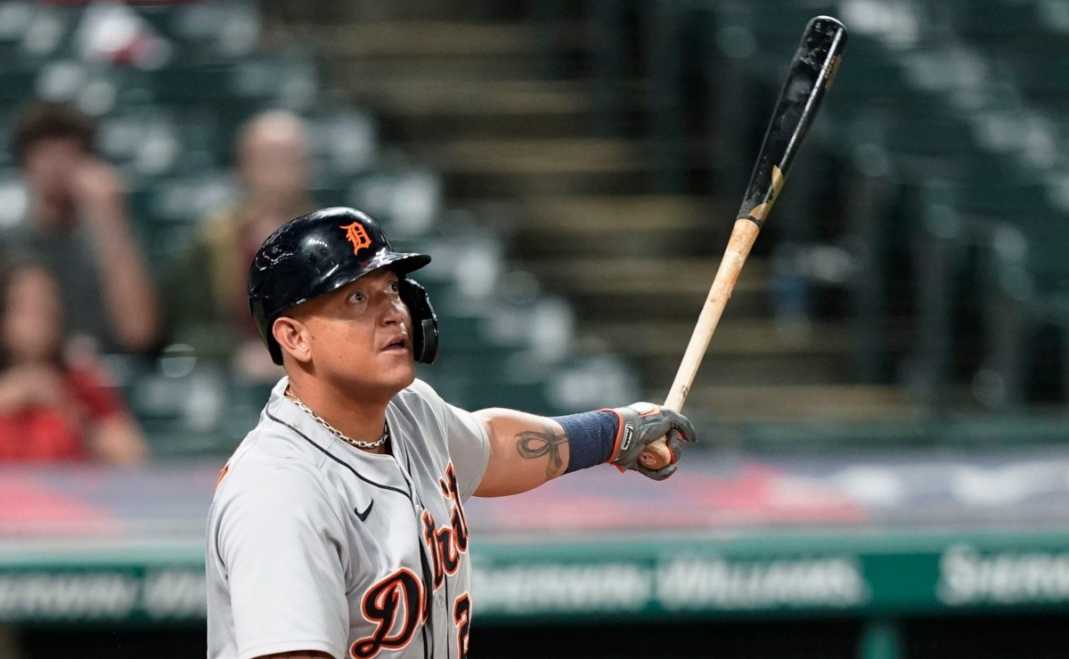 MLB Miguel Cabrera hits his HR 494 and leaves behind