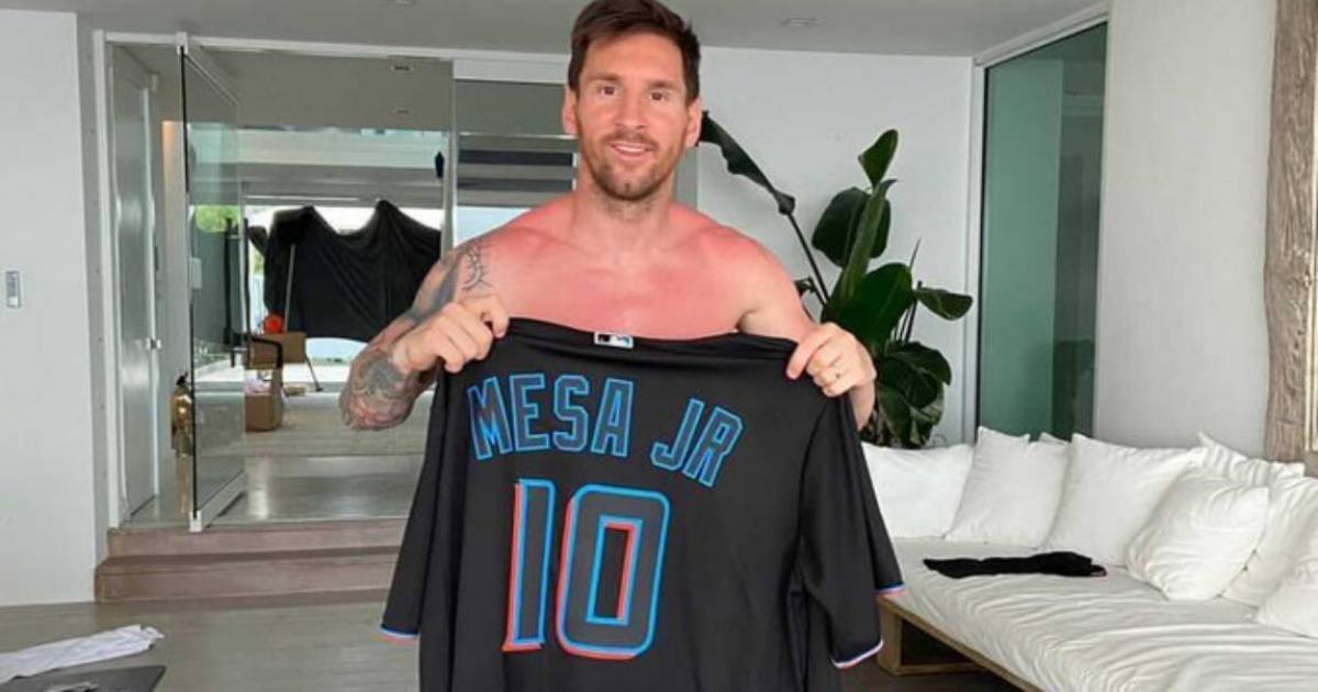 Messi poses with Victor Mesa Jrs shirt in Miami