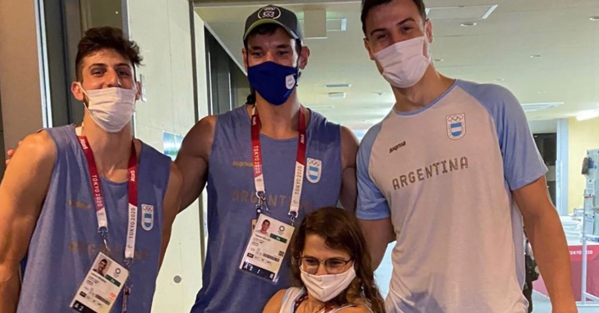 Paula Pareto, the “bodyguard” of the basketball National Team: the photo that went viral before Argentina's debut at the Olympic Games