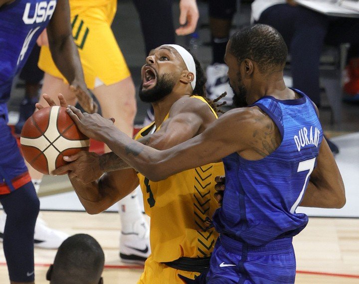 Patty Mills and Kevin Durant, two figures of the meeting (AFP Photo)