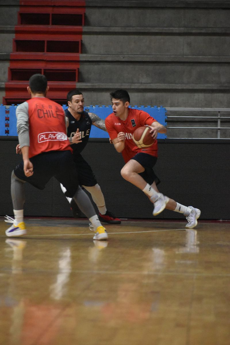 Ignacio Arroyo drives the ball during one of the Chilean team's training sessions.  PHOTO: FebaChile.cl.