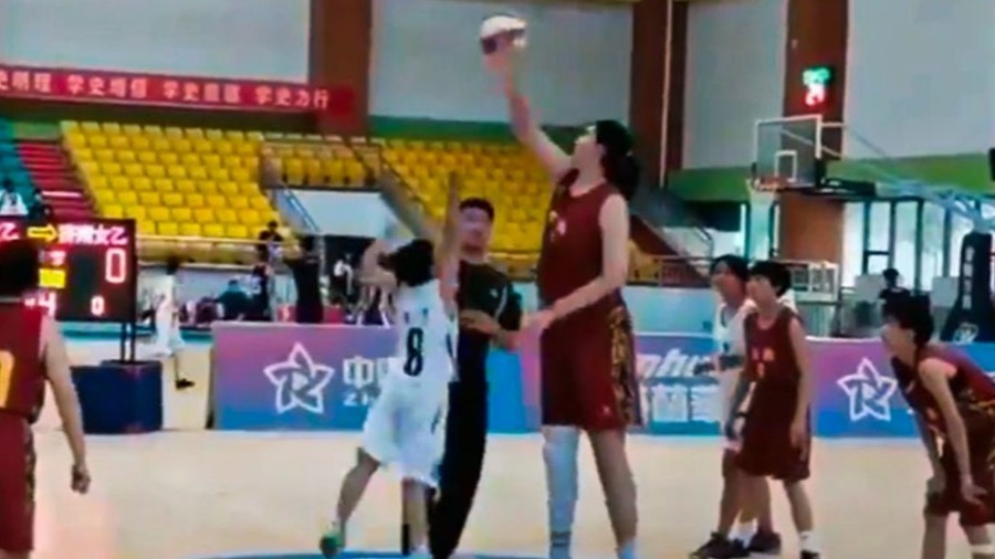 VIDEO This is the 14 year old Chinese basketball player who measures