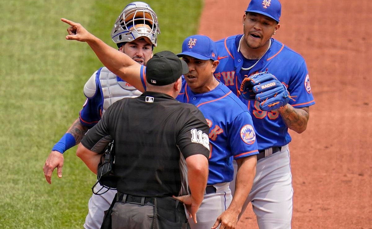 What do you do?! Mets make gross defensive error and score 3 runs
