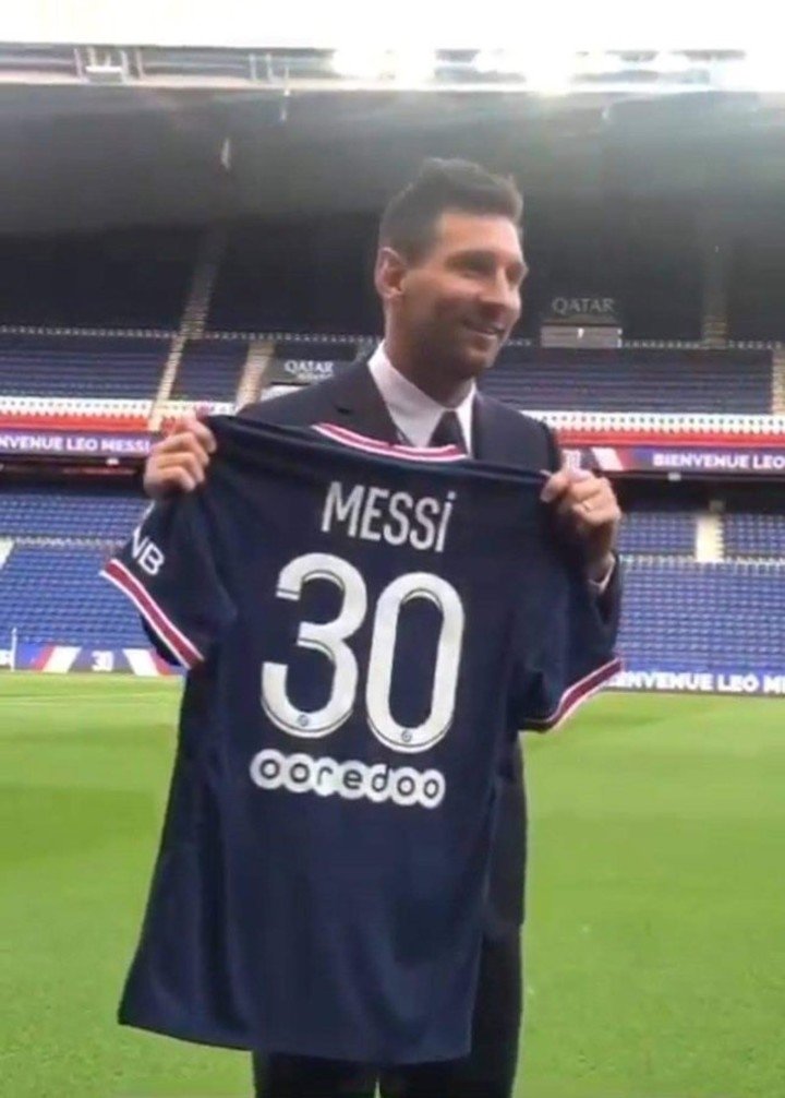 Lionel Messi and the Paris Saint-Germain shirt 30.