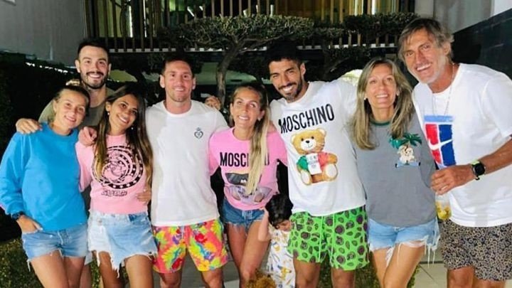 Lionel Messi with Antonela Roccuzzo and his entire family at the farewell to Barcelona.  On the right, Pepe Costa.