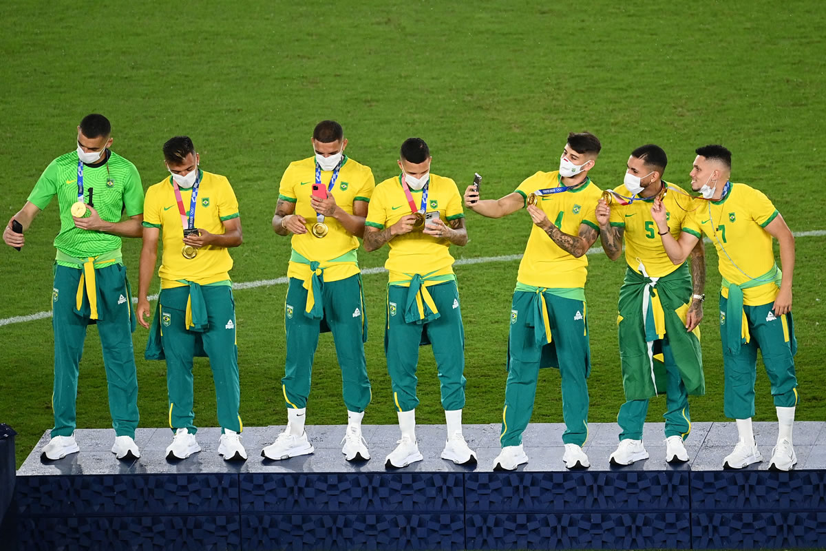 Brazil Soccer Selection generates repudiation for award gesture