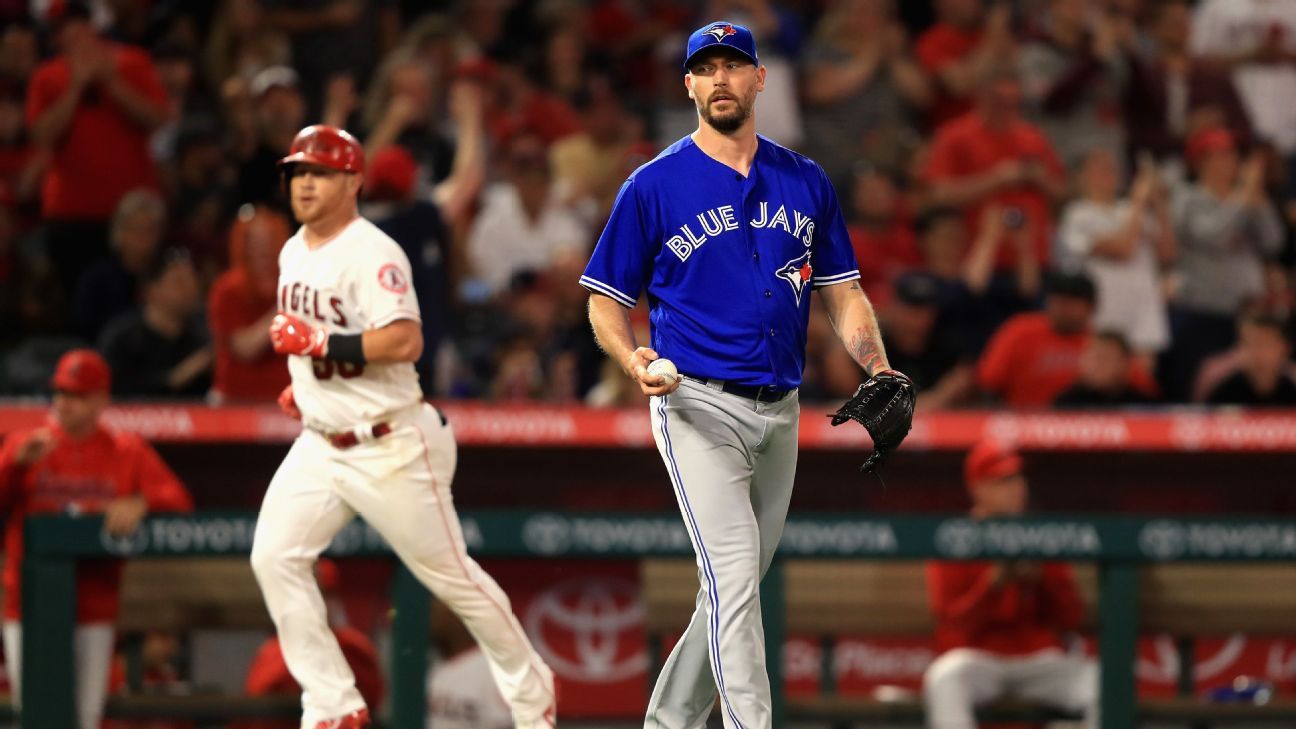 Brewers gets reliever John Axford from Blue Jays