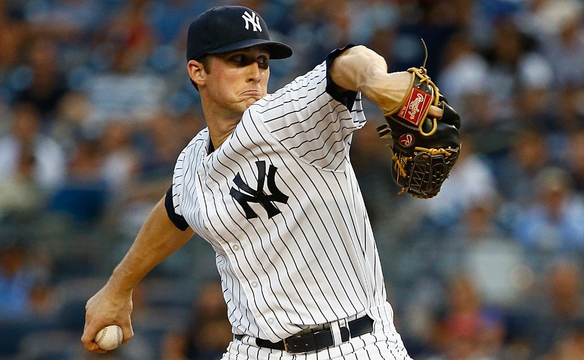 MLB To the fishbowl Former Yankee pitcher is signed by