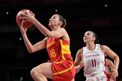 Queralt Casas enters the basket after beating Achonwa during the match between Spain and Canada.