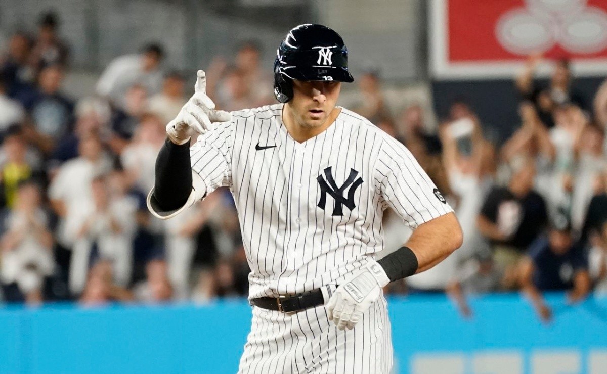 Yankees: Joey Gallo hits HR and a fan brings out the Italian flag at Yankee Stadium