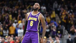 LeBron James fulfills sanction and guides Lakers to victory