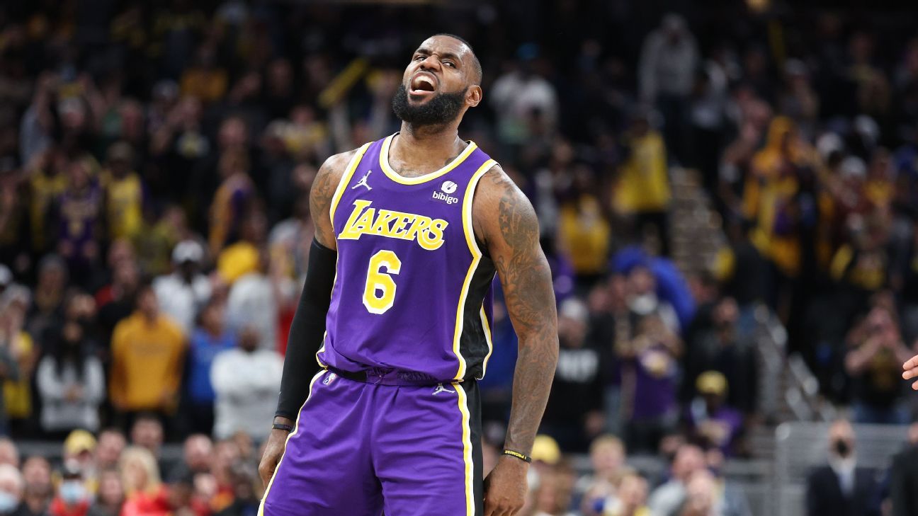1637909163 LeBron James fulfills sanction and guides Lakers to victory