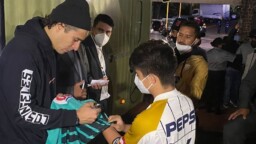 Memo Ochoa fulfills the wish of Gerardo Galindo's son, former Pumas player