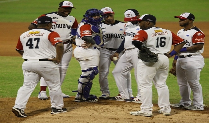 Sharks of La Guaira move their pieces to mount in