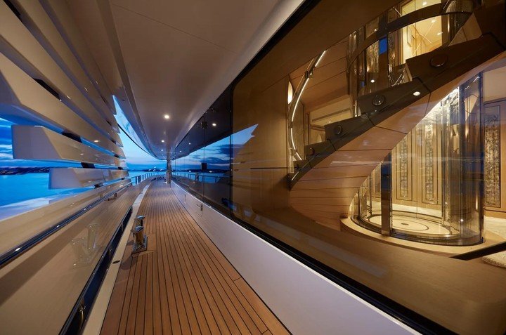 The elevator and a common room.  (Feadship)