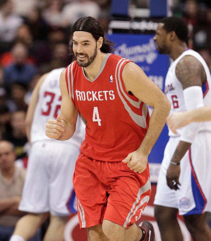 Scola with the 4 of the Rockets, where he had his greatest recognition in the NBA.  AP