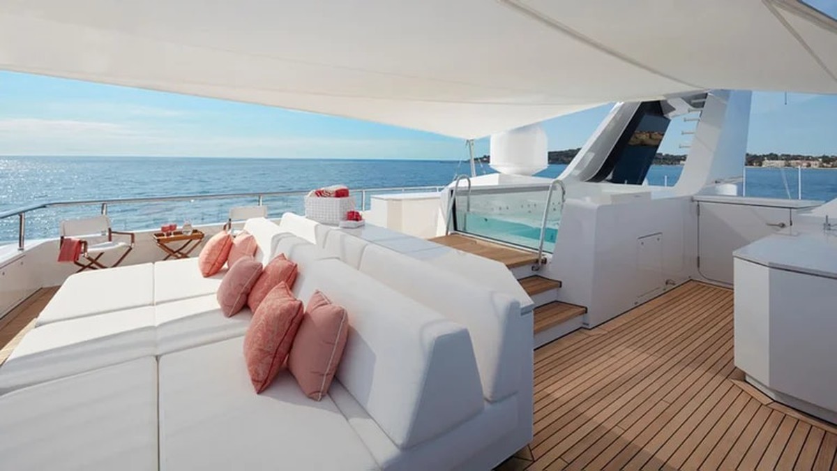 1639355472 201 PHOTOS Michael Jordan buys a luxurious yacht includes basketball court