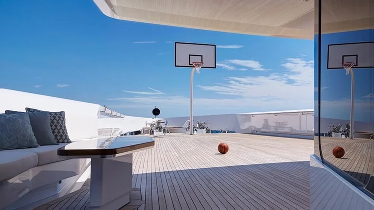 1639355472 693 PHOTOS Michael Jordan buys a luxurious yacht includes basketball court
