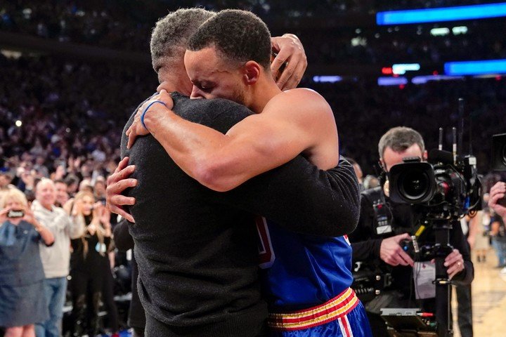 It's in his blood. Stephen Curry and his dad, Dell. AP Photo / Mary Altaffer