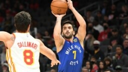From pipe, without looking, alley-oop: a festival of assists by Facundo Campazzo against the Atlanta Hawks ... and a face of "how are you?"