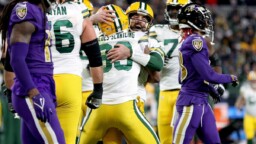 Aaron Rodgers ties Favre; Packers to Playoffs