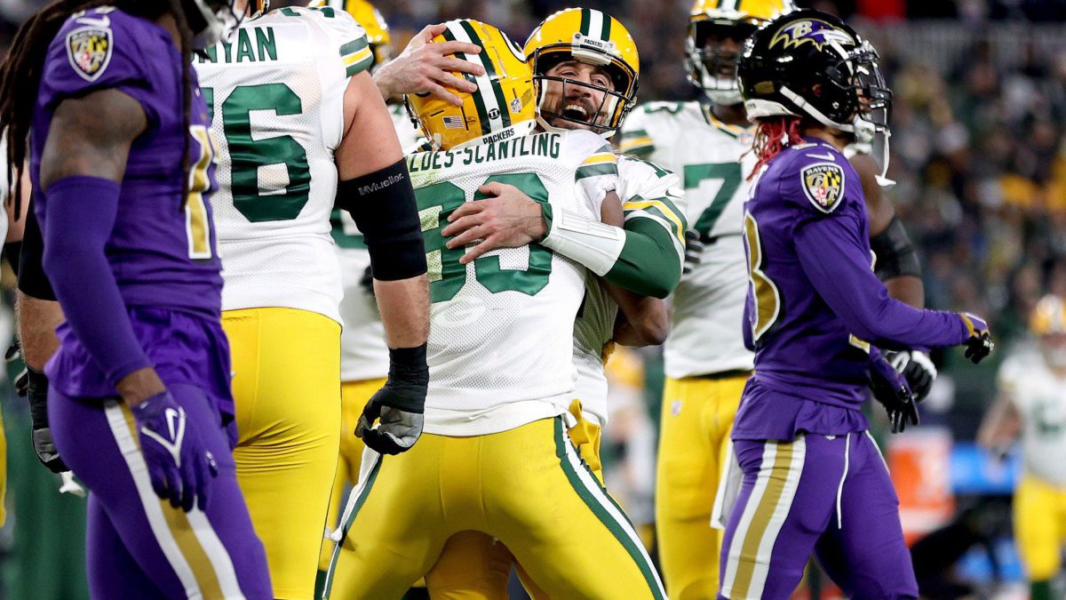Aaron Rodgers ties Favre Packers to Playoffs