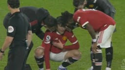 Another warning light: a Manchester United footballer left the pitch with chest pain