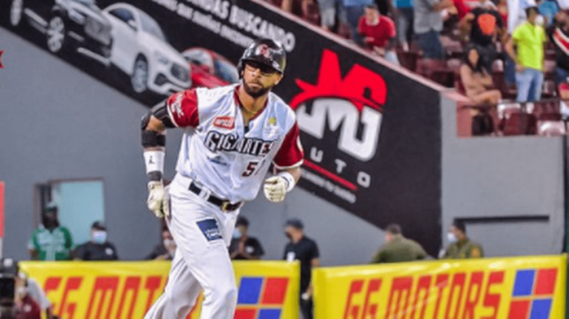 Cuban player hits two home runs and Giants remain unstoppable