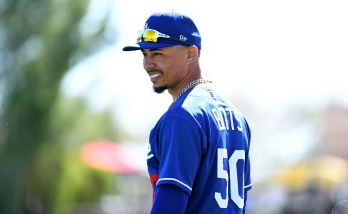 Dodgers Mookie Betts gives motivational talk to basketball team