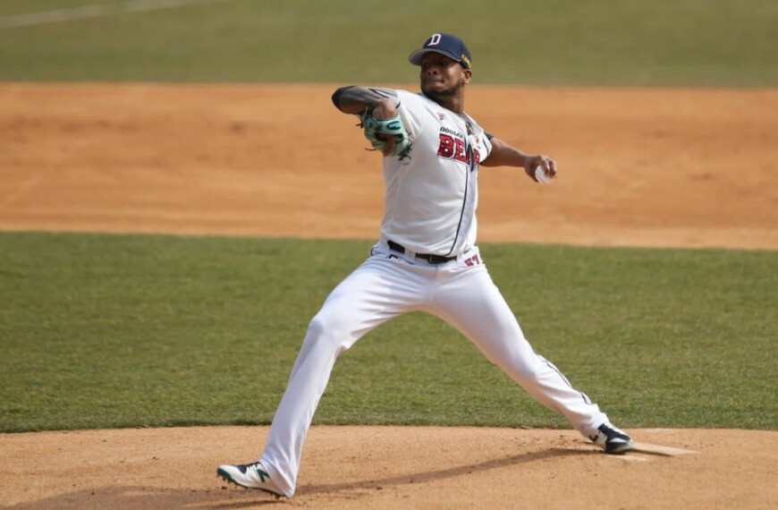 KBO: Cuban pitcher Cy Young, MVP and Golden Glove re-signs in Korea with Doosan Bears
