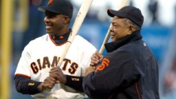MLB: Willie Mays calls for Barry Bonds to be inducted into the Hall of Fame 'before he's gone'