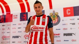 'Piojo' Alvarado found out that he came to Chivas while giving photos and autographs to family members at Christmas