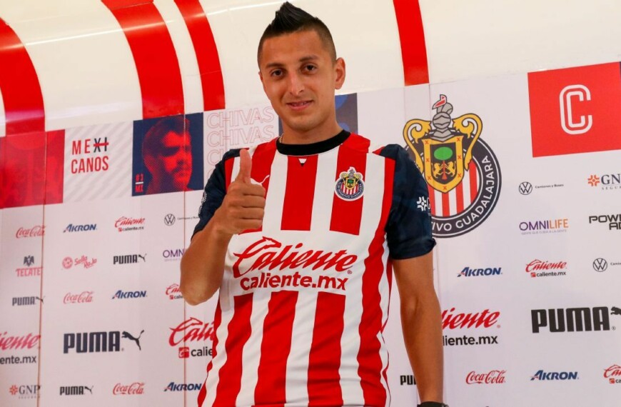 ‘Piojo’ Alvarado found out that he came to Chivas while giving photos and autographs to family members at Christmas