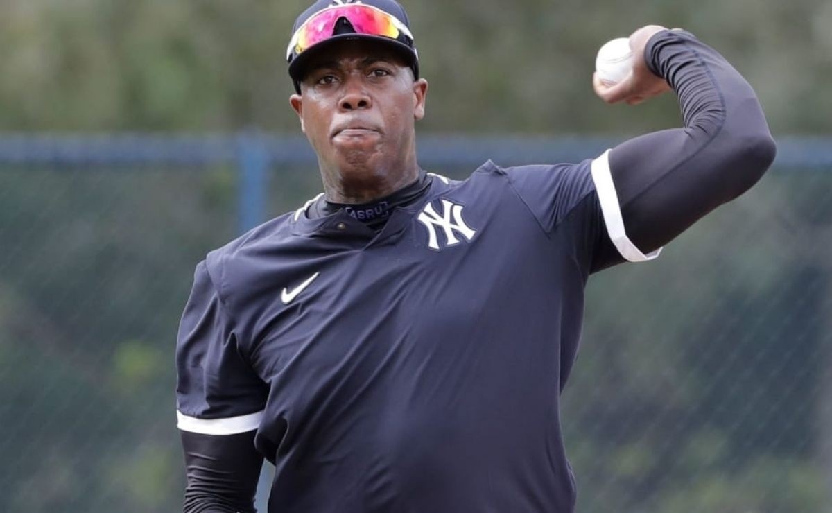 Yankees Aroldis Chapman shows workouts with a special guest photo