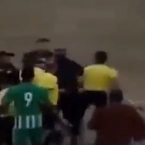 Video: a referee got tired of the claims and grabbed pineapples with a player