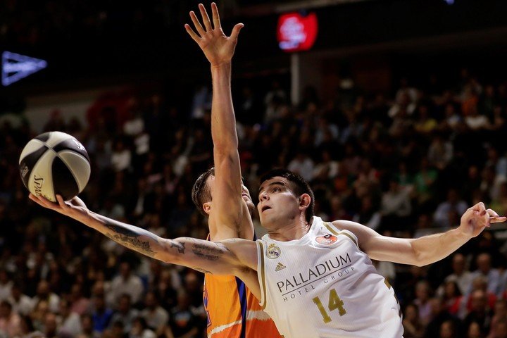 Gabriel Deck facing Valencia Basket for the semifinals of the Copa del Rey (Photo: EFE).