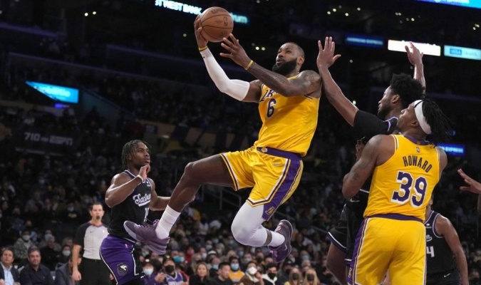 1641837067 Lakers vs Kings LeBron and Monk recital save Los Angeles