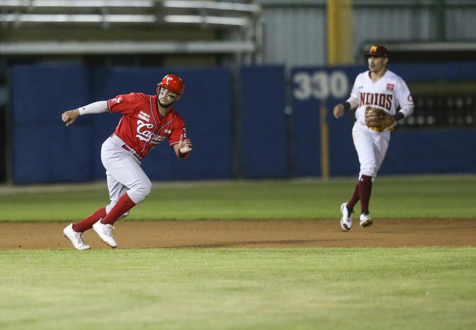 Mayagüez continued to fight and tied the match 3-3 in the fifth inning.  In the photo, Vimael Machín, from Caguas, runs the bases.