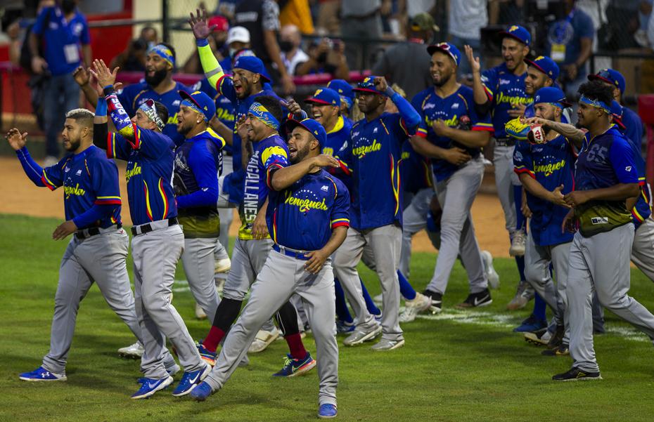 The Venezuelan team celebrates a play that was decided after the referees watched the replay.